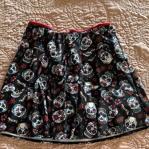 Women’s Skirt Sports Black Skull Print athletic or running skirt size medium